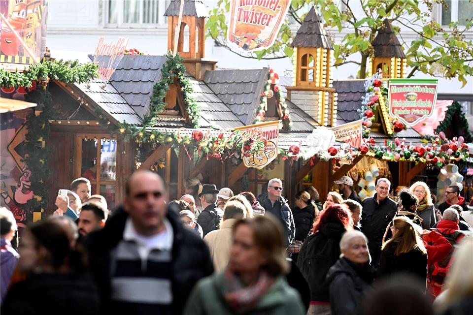Andrang und ein Vorgeschmack auf die Weihnachtszeit beim Weihnachtsmarkt in Essen-Steele.Roberto Pfeil/dpa