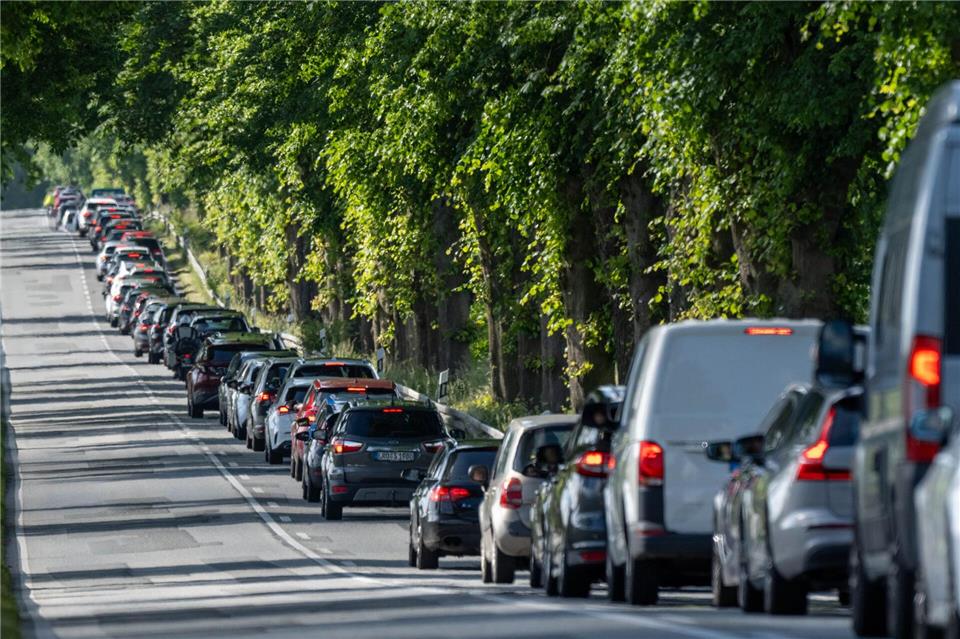 Andrang und lange Staus zum Tag der Bundeswehr am Fliegerhorst Laage. Stefan Sauer/dpa