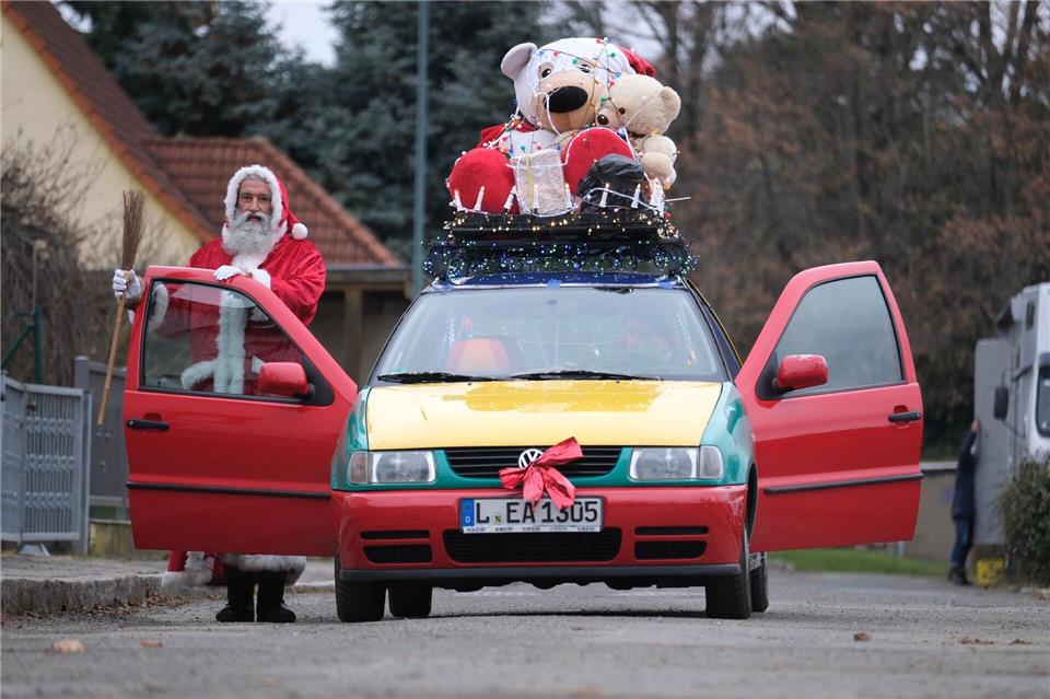 André Adelinia ist als Leipziger Weihnachtsmann mit einem reich dekorierten Auto unterwegs.Sebastian Willnow/dpa