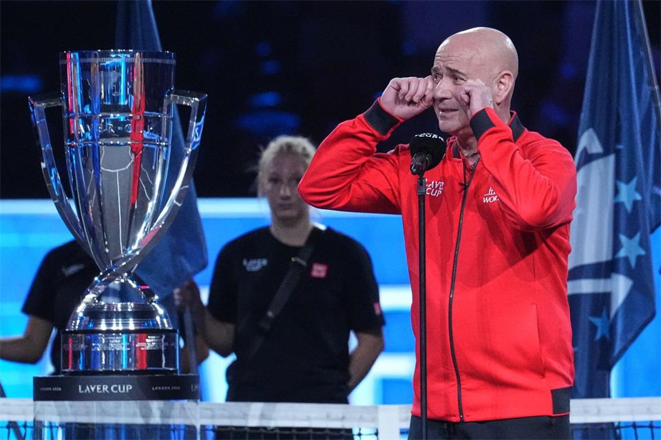 Andre Agassi nimmt Alexander Zverev auf den Arm. Maja Smiejkowska/AP/dpa
