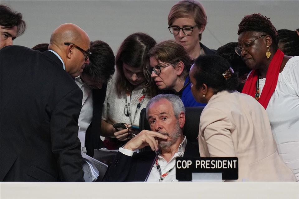 Andre Correa do Lago (M), Präsident der COP30, sitzt neben Mitarbeitern der UN, während einer Plenarsitzung auf dem UN-Klimagipfel COP30 i Brasilien.Andre Penner/AP/dpa
