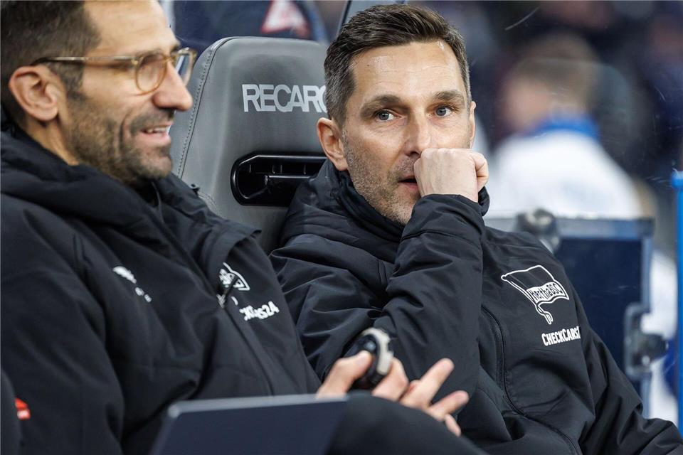 Andre Mijatovic (l) wird Hertha-Trainer Stefan Leitl im Spiel gegen Hannover 96 vertreten. (Archivbild)Andreas Gora/dpa