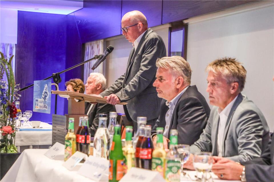 André Schaffeld (am Rednerpult) vom Vorstand der Volksbank stellte in Haus Stockhorst in Vardingholt zusammen mit dem Vorstandsvorsitzenden Andreas Terstegen (sitzend Mitte) den Bericht über das Geschäftsjahr 2025 vor. Aufsichtsratsvorsitzender Udo Telahr (links) leitete die Versammlung.