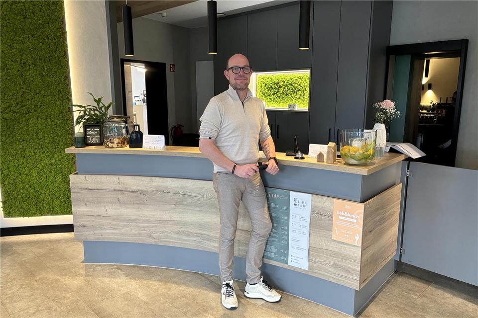 Andre Wachtmeister betreibt das „Lieb und Wert“ in Raesfeld. Er freut sich über den gut laufenden Hotelbetrieb.