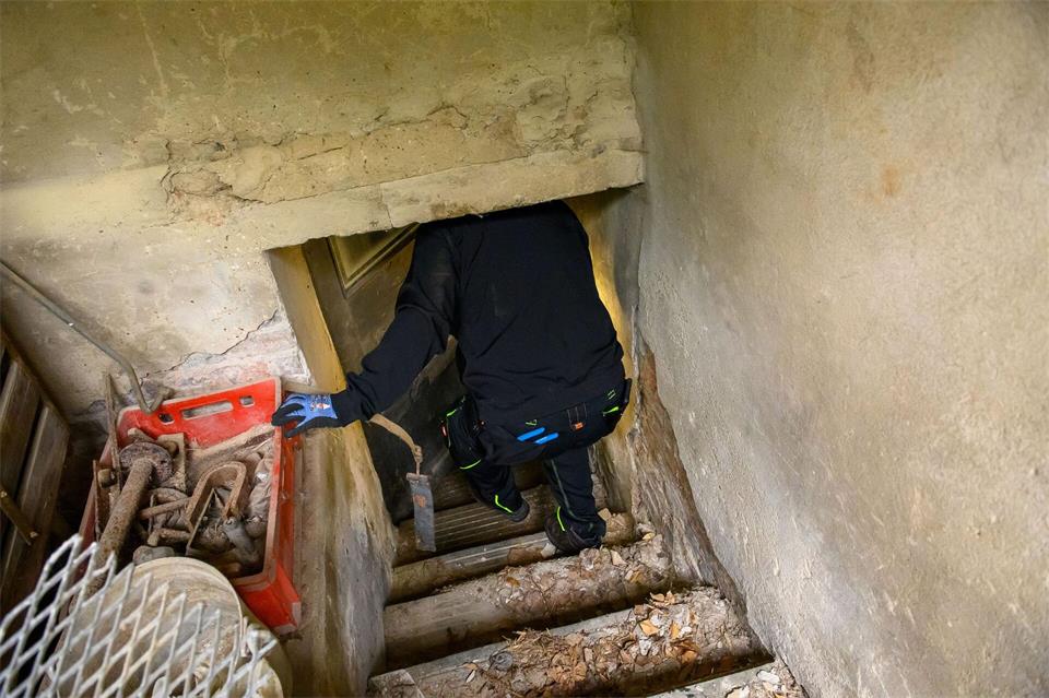 André Wiechmann auf dem Weg in den Keller des Hauses.Klaus-Dietmar Gabbert/dpa