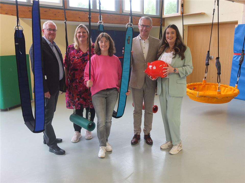 Andrea Elskamp (2.v.l.) und Clarissa Epping (M.) vom Kindergarten freuen sich zusammen mit Markus Hummels (l./Trägervertretung), Wolfgang Niehues (Sparkassenstiftung) und Verena Feldevert (Sparkasse) über die neue Turnhallenausstattung.