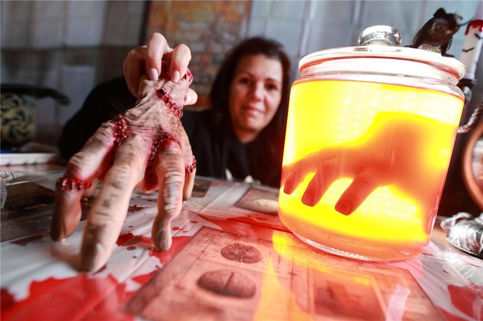 Andrea Spindler bastelt in einem Raum ihres Horrorhauses an Horrorfiguren. Matthias Bein/dpa