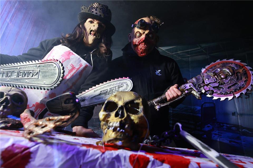 Andrea Spindler und Andy Bosse stehen maskiert in einem Raum ihres Horrorhauses.Matthias Bein/dpa