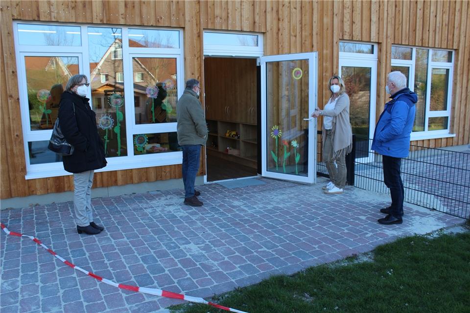 Andrea Strehlau (zweite v. r.) hat die Ratsmitglieder durch die Kita „Turmschlösschen“ geführt