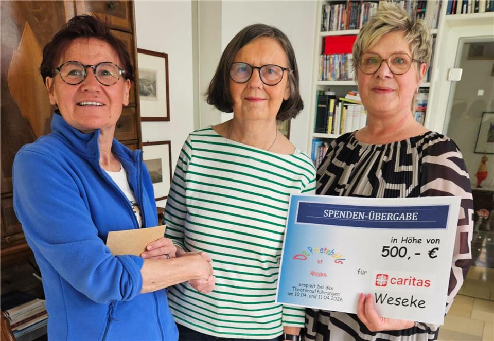 Andrea Terbuyken (links) und Christel Buck (rechts) übergeben den symbolischen Scheck an Elisabeth Bathe von der Caritas Weseke.