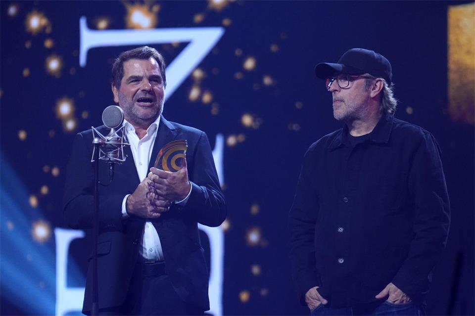 Andreas Altenburg vom Sender NDR 2 steht neben Bjarne Mädel bei der Verleihung des Deutschen RadiopreisesMarcus Brandt/dpa Pool/dpa