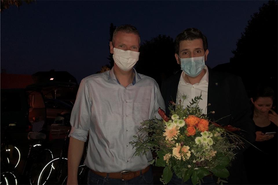 Andreas Berger (links) gratuliert Dr. Patrick Voßkamp zur knapp gewonnenen Bürgermeisterwahl.