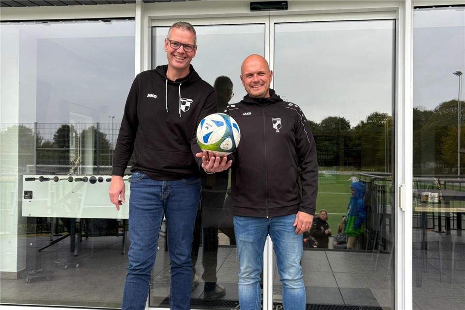 Andreas Berger (links) und Daniel Lensing freuen sich, dass das Ferienlager der Viktoria Heiden wieder stattfinden wird. Beide kennen die Fahrten noch aus alten Zeiten.