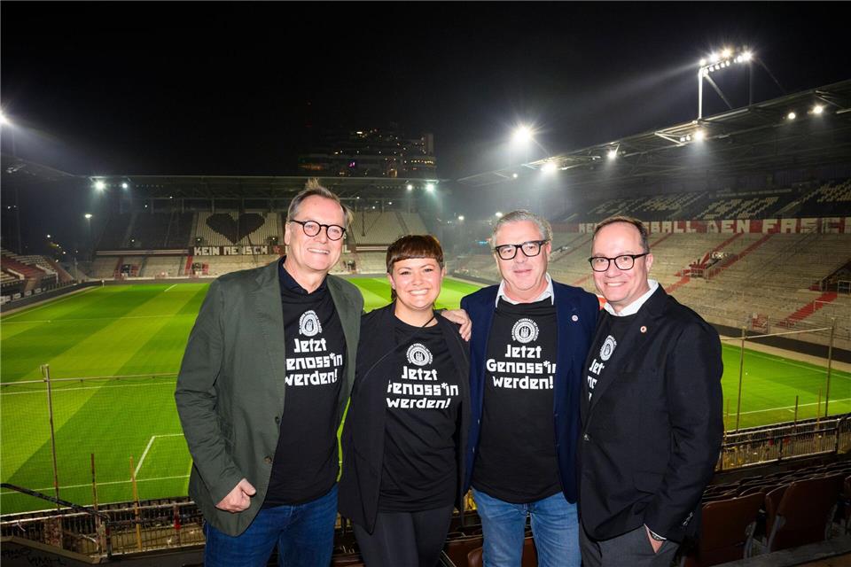 FC St. Pauli: Genossenschafts-Kampagne wird verlängert Andreas Borcherding (1.v.l) und Miriam Wolframm (2.v.l.) ziehen stellvertretend für ihre Vorstandskollegen Thomas Collien (2.v.r) und Christopher Heinemann (r) eine positive Bilanz zwei Monate nach dem Start der Genossenschaft des FC St. Pauli gezogen. Gregor Fischer/dpa