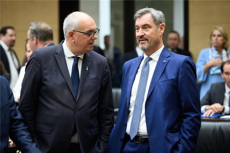 Andreas Bovenschulte (links) und Markus Söder unterhalten sich in der Länderkammer, dem Bundesrat. (Archivbild)Bernd von Jutrczenka/dpa