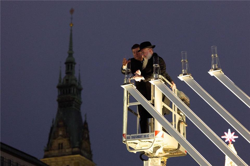Andreas Dressel, Finanzsenator, und Shlomo Bistritzky, Landesrabbiner von Hamburg, entzünden zusammen den Chanukka Leuchter auf der Reesendammbrücke am Jungfernstieg.Georg Wendt/dpa