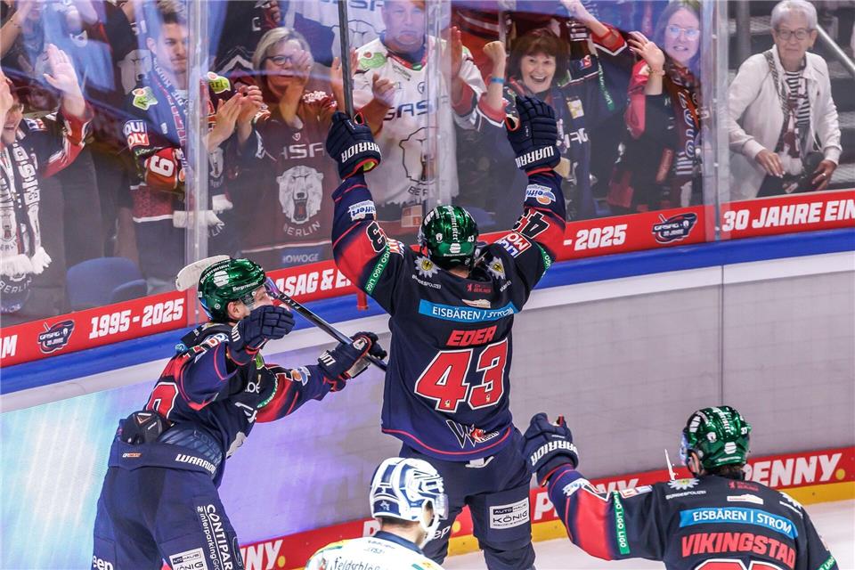 Andreas Eder jubelt über seinen Premieren-Treffer für die Eisbären Berlin.Andreas Gora/dpa
