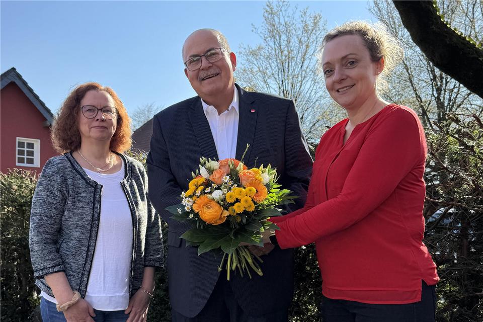 Andreas Erzkamp (mitte) als neuer SPD-Bürgermeisterkandidat neben Sonja Köhler (l.) und Nadine Heselhaus (r.)