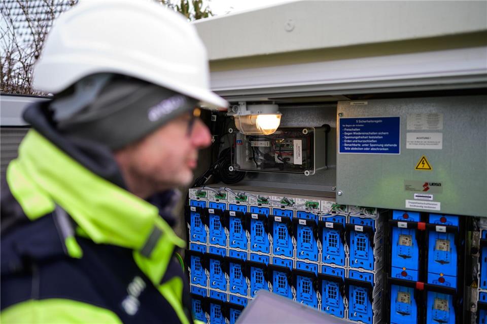Andreas Formann, Mitarbeiter der Avacon Netz GmbH, blickt in eine Ortsnetzstation, die bereits digitalisiert wurde.Philipp Schulze/dpa