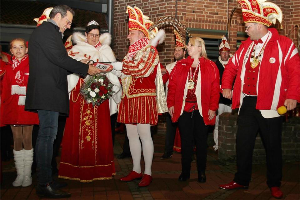 Andreas Grotendorst (links) überreichte den Schlüssel zum Rathaus an das Prinzenpaar Konny II. und Stefan II. 