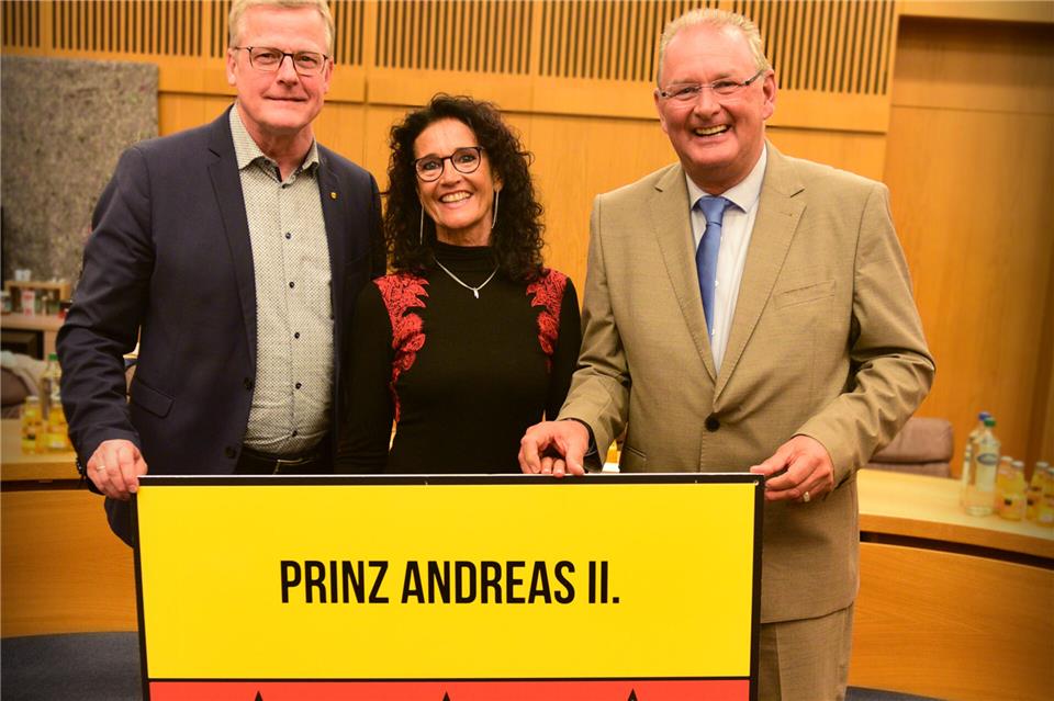 Andreas Hüppe (r.) und seine Frau Andrea Victoria Hüppe-Engbert sind von Peter Lüttmann, Bürgermeister der Stadt Rheine, als neues Stadtprinzenpaar begrüßt worden.