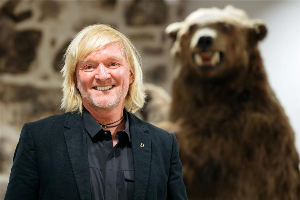 Andreas Kieling 2020 bei der Vernissage zu seiner Ausstellung „Mit den Grizzlys durch Alaska“ neben einem Präparat eines Grizzlybären.