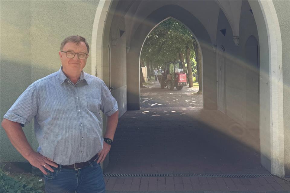 Andreas Mäsing im Sonnenschein vor dem Friedhofstor am Butenwall. Schon als Kind spielte er hier. Heute engagiert er sich für den Erhalt von Friedhöfen - und gegen Gebühren.