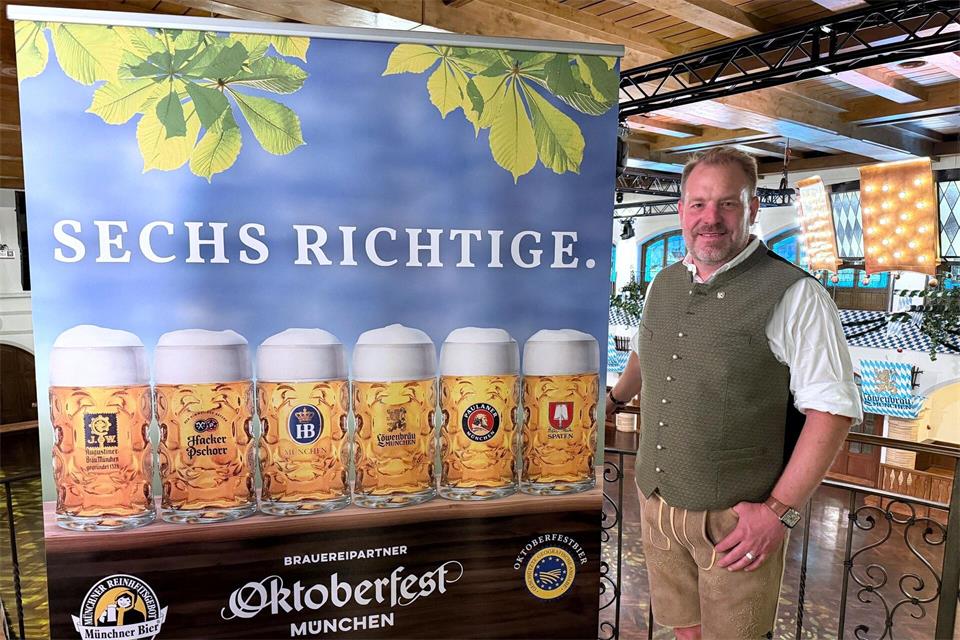 Andreas Maisberger, Geschäftsführer des Vereins Münchener Brauereien, präsentiert die sechs Wiesnbiere bei der Oktoberfestbierprobe 2026. Julian Degler/dpa