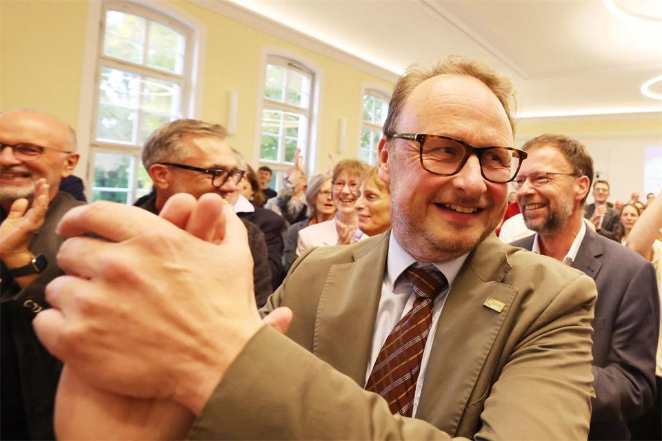 Andreas Marx freut sich über die Entscheidung, dass die Uni Jena Exzellenzuni wird.Bodo Schackow/dpa