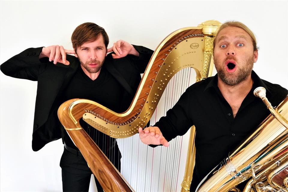 Andreas Mildner spielt die Harfe – Andreas Martin Hofmeir die Tuba. 