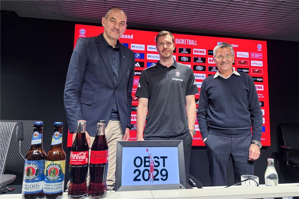 Andreas Obst (Mitte) nach seiner Vertragsverlängerung mit Bayern-Sportchef Dragan Tarlac (links) und Präsident Herbert Hainer.Manuel Schwarz/dpa