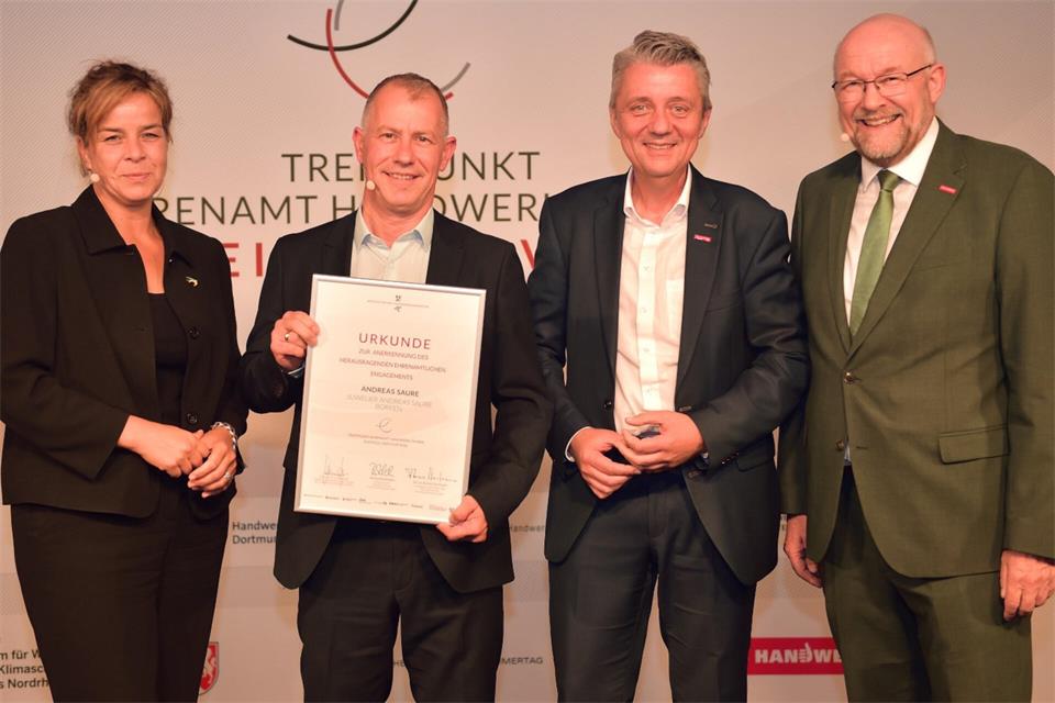 Andreas Saure (2. von links) bei der Ehrung mit (von links) Wirtschaftsministerin Mona Neubaur (Grüne), dem Präsident der Handwerkskammer Jürgen Kroos und dem Präsidenten des Westdeutschen Handwerkskammertag Berthold Schröder.