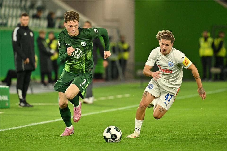 Andreas Skov Olsen (l) vom VfL Wolfsburg wechselt nach Istanbul. (Archivbild)Swen Pförtner/dpa