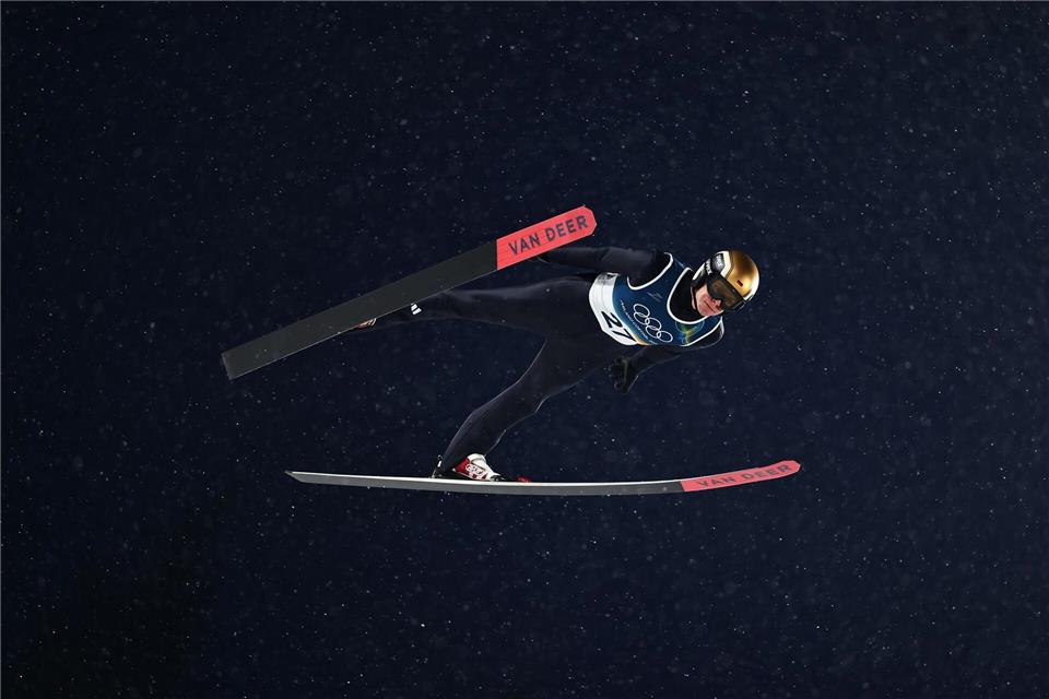 Andreas Wellinger konnte sich beim Springen auf der Großschanze für das Super Team empfehlen.Daniel Karmann/dpa