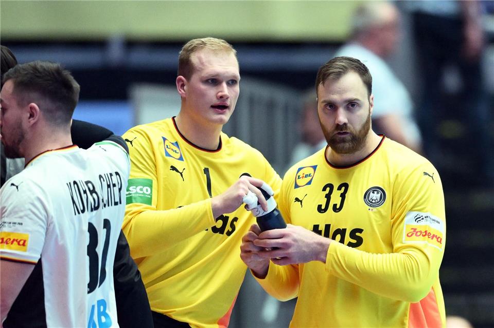 Andreas Wolff (r) hat die Torwart-Diskussion nach dem EM-Hauptrundenspiel gegen Dänemark kritisiert.Sina Schuldt/dpa