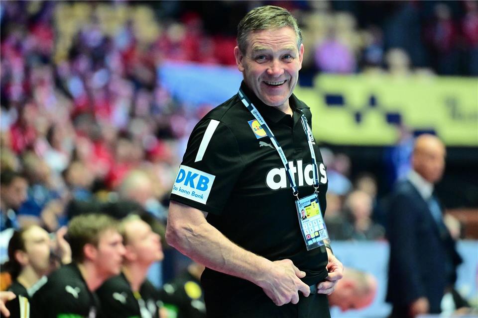 Andreas Wolffs Leistung ringt sogar Bundestrainer Alfred Gislason ein Lachen ab.Sina Schuldt/dpa