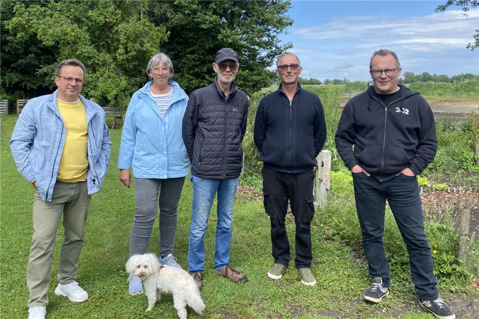 Andreas Zemke (l.), Petra Arendsen halten sich gerne in ihrem Mietgarten an der Sägemühle auf. Der Heimatverein, zu dem auch Hugo Höing (M.) gehört, hatte die Gartenidee umgesetzt. Auch Willi Abholz (2.v.r.) und Heiner Bißlich sind gerne in ihren Gärten.