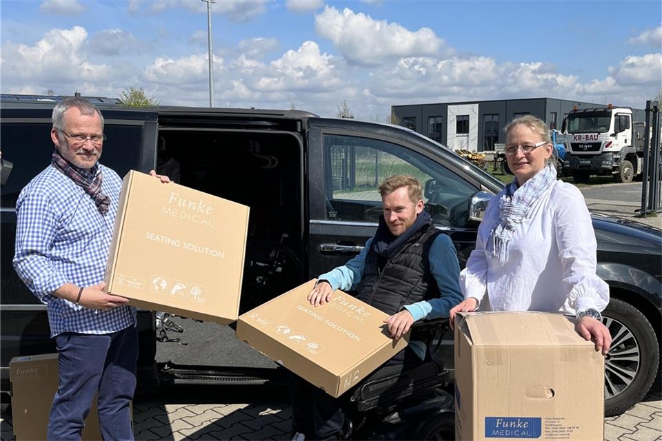 Andreas (l.) und Patricia Funke haben die Spende in Raesfeld an Samuel Koch übergeben.