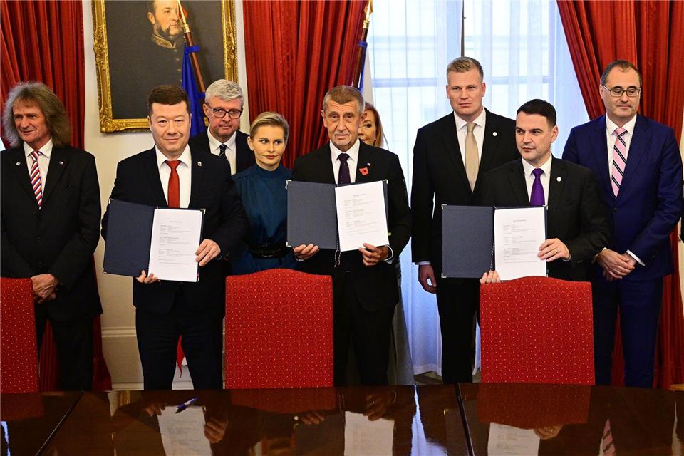 Andrej Babis (M), tschechischer Milliardär und Gründer der Partei ANO, stellt mit den Vorsitzenden der ultrarechten Freiheit und direkte Demokratie (SPD) und der Autofahrerpartei Motoristen einen Koalitionsvertrag vor.·imánek Vít/CTK/dpa