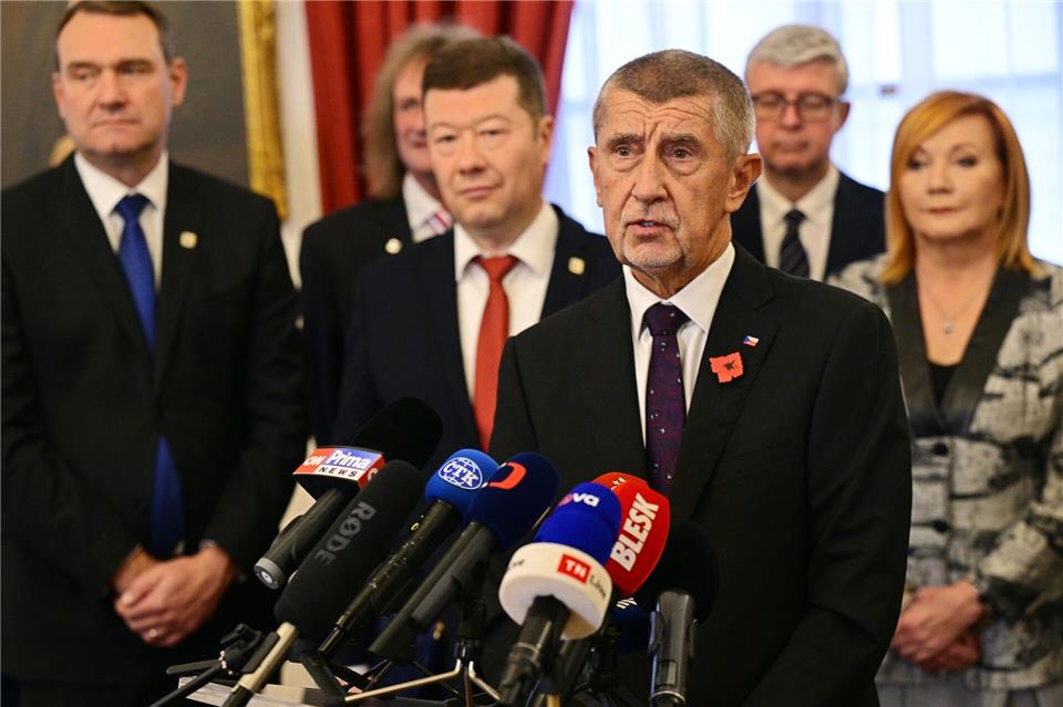 Andrej Babis (vorne), tschechischer Milliardär und Gründer der Partei ANO, hat in Prag einen Koalitionsvertrag mit den Vorsitzenden der ultrarechten Freiheit und direkte Demokratie (SPD) und der Autofahrerpartei Motoristen unterzeichnet.·imánek Vít/CTK/dpa