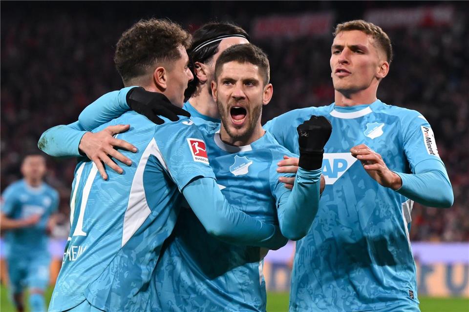 Andrej Kramaric (M) jubelt über das 1:1, das als Hoffenheimer Torausbeute zu wenig war.Sven Hoppe/dpa