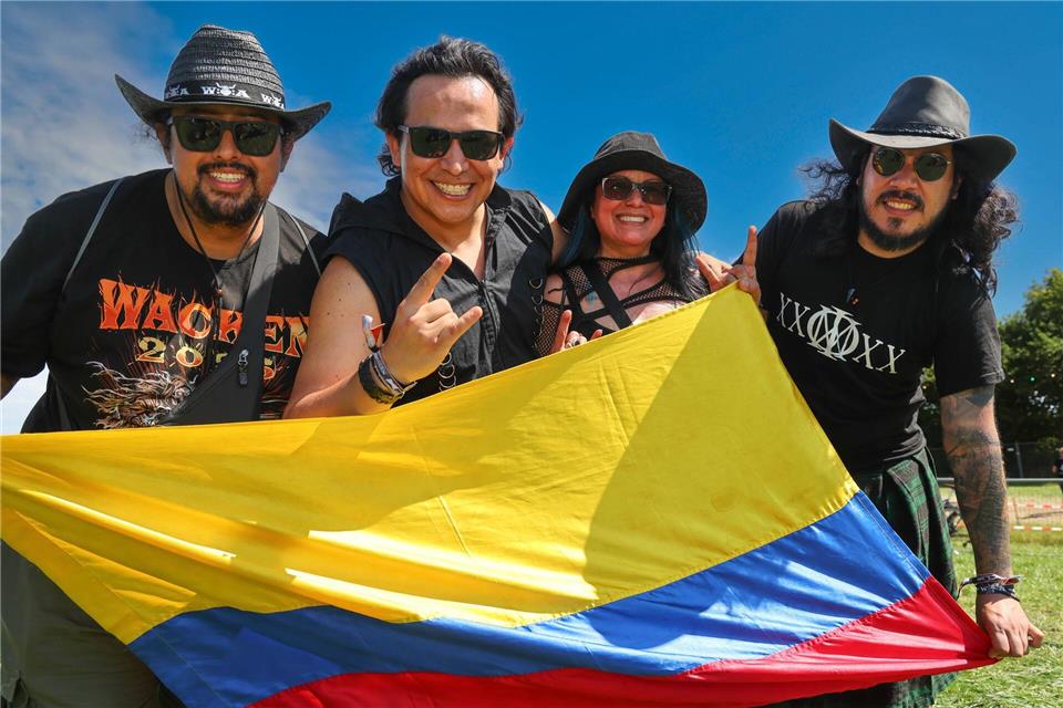 Andrés Urbano (zweiter von links) und seine Freunde aus Kolumbien feiern auf dem Wacken Open Air.Frank Molter/dpa