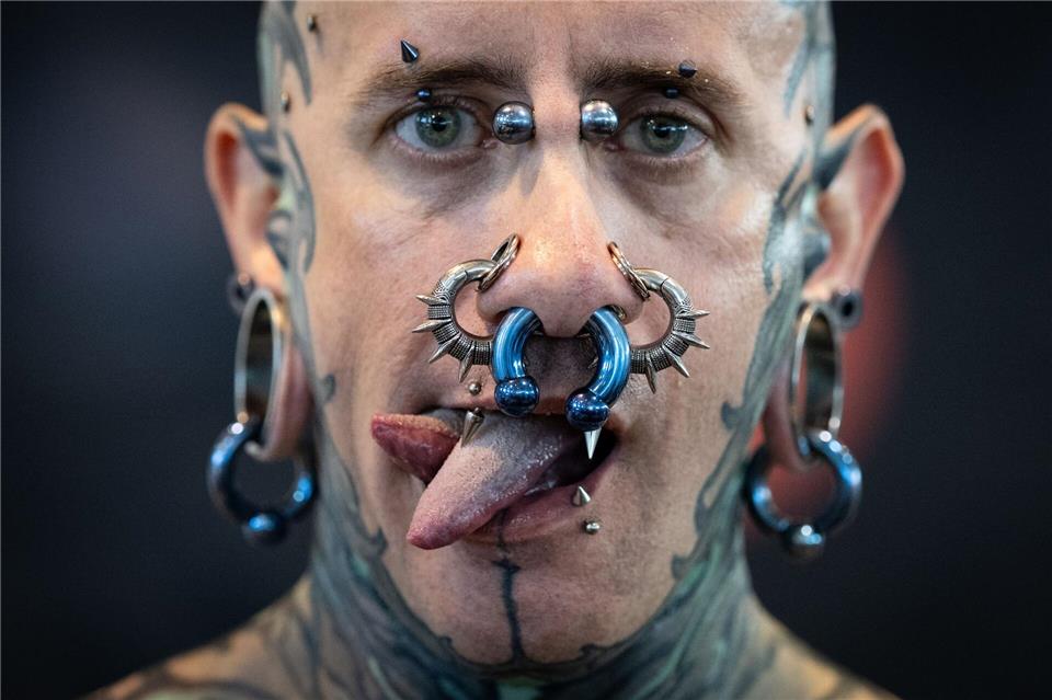 Andrew aus Spanien präsentiert Tattoos, Piercing und eine gespaltene Zunge auf der Tattoo Convention in Frankfurt.Boris Roessler/dpa