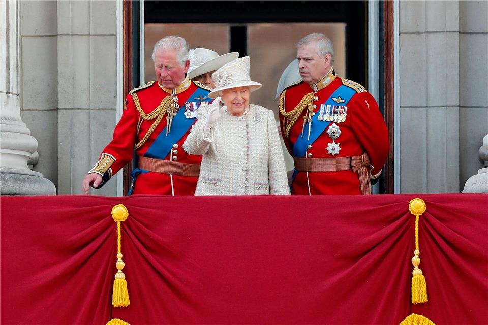 Der König greift durch: Prinz Andrew verliert seine Titel  Andrew (r.) galt als Lieblingssohn der - inzwischen verstorbenen - Queen. (Archivbild)Frank Augstein/AP/dpa