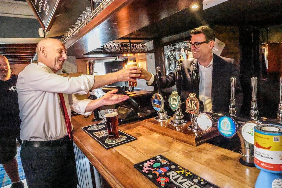 Andy Burnham besuchte in seiner ersten Woche einen Pub.Richard Pohle/The Times/PA Wire/dpa