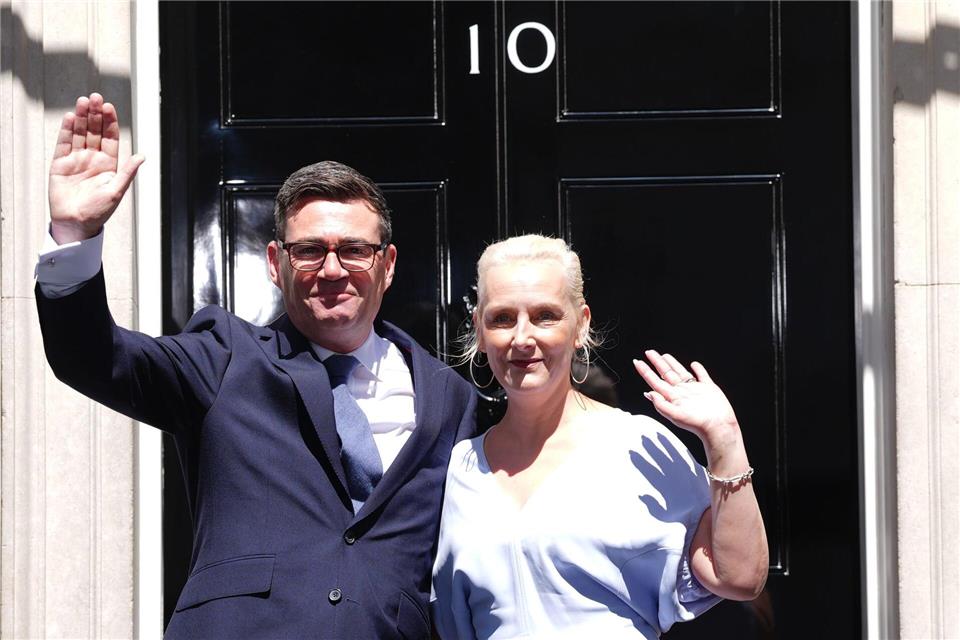 Andy Burnham kennt seine Ehefrau Marie-France van Heel seit Studienzeiten. Stefan Rousseau/PA Wire/dpa