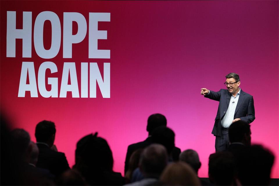 Andy Burnham kündigte tiefgreifende Reformen an. Jon Super/AP/dpa