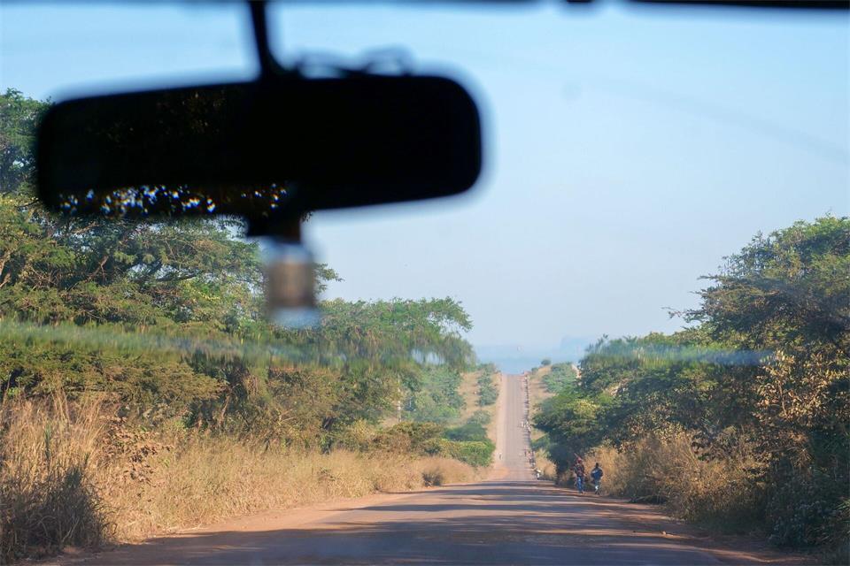 Anfahrt zu den Pedras Negras: Das schwarze Felsenmeer liegt sechseinhalb Fahrtstunden von Luanda entfernt.Julian Hilgers/dpa-tmn