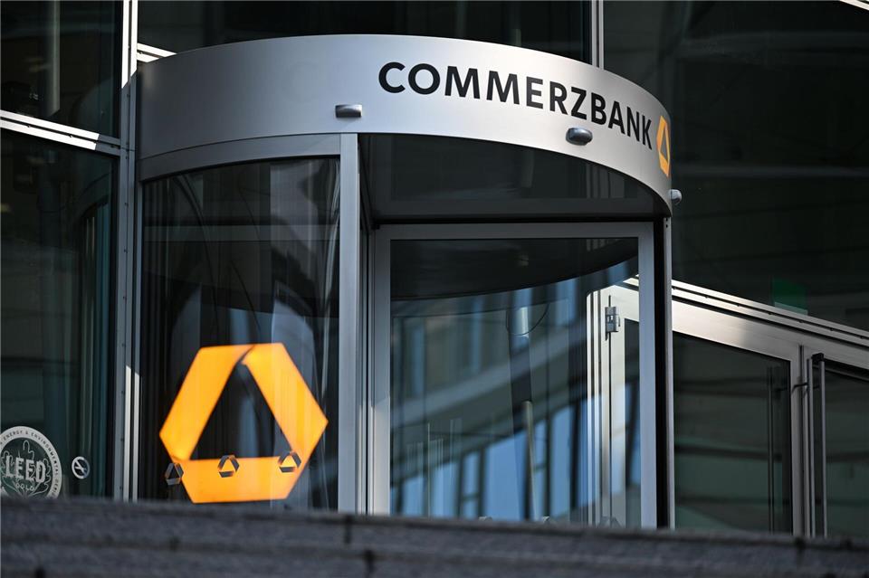 Anfang 2025 hatte die Commerzbank den Abbau von fast 4.000 Vollzeitstellen angekündigt, überwiegend in Deutschland. (Archivbild)Michael Brandt/dpa