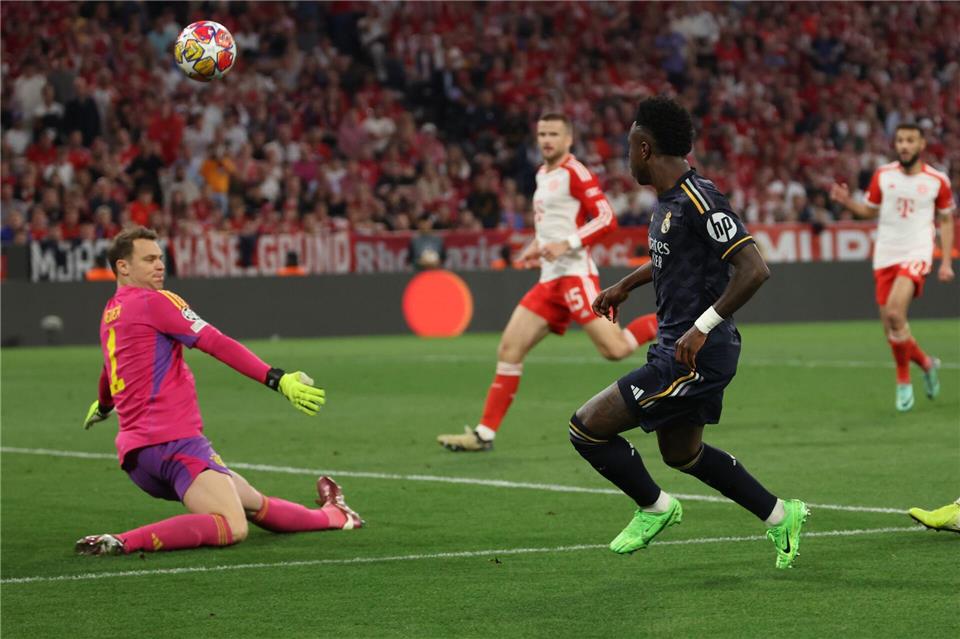 Anfang April kommt es in der Champions League zum nächsten Duell von Manuel Neuer (l) mit Real Madrids Stürmerstar Vinícius Júnior. (Archivbild)Matthias Balk/dpa
